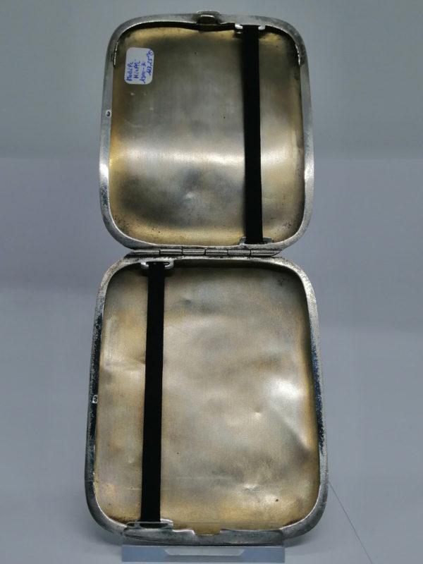 Boîte à cigarettes en argent, incurvée et entièrement niellé, vers 1900. – Image 4