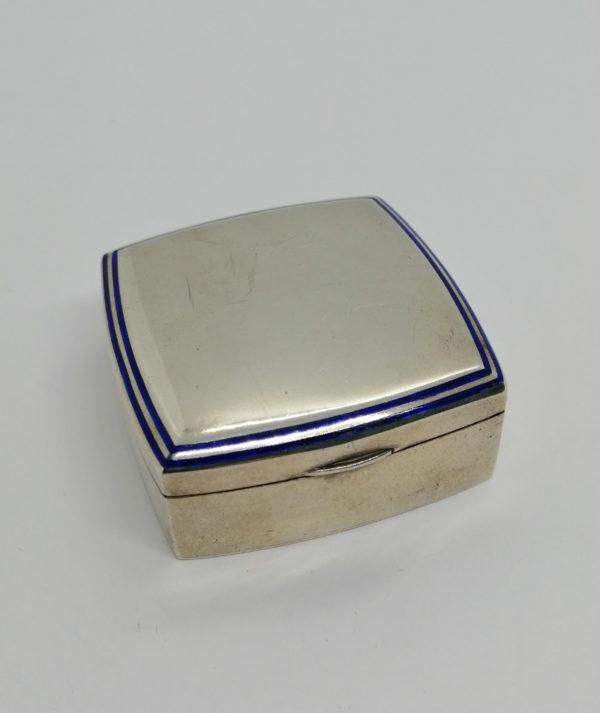 Boîte à pilules en argent, de forme carré et arrondie, avec double liseré d'émail bleu, Austro-Hongrois.