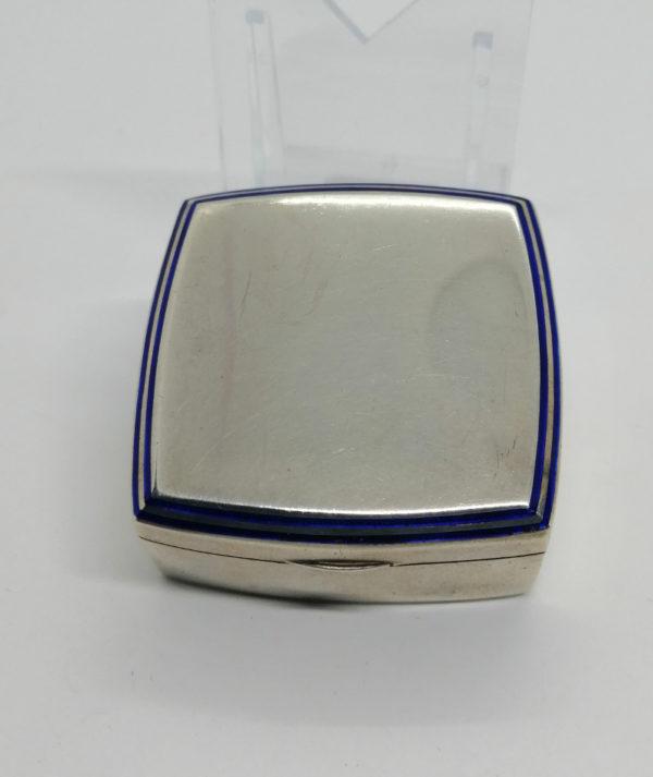 Boîte à pilules en argent, de forme carré et arrondie, avec double liseré d'émail bleu, Austro-Hongrois. – Image 2