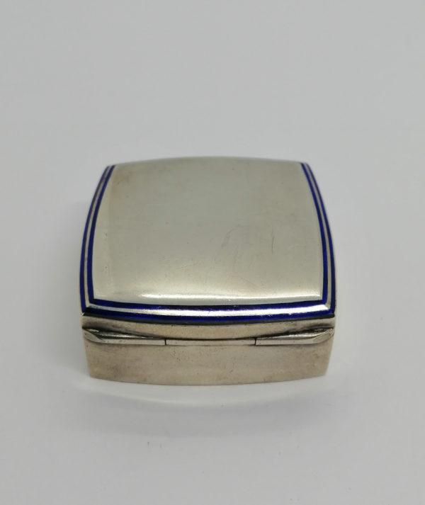 Boîte à pilules en argent, de forme carré et arrondie, avec double liseré d'émail bleu, Austro-Hongrois. – Image 4