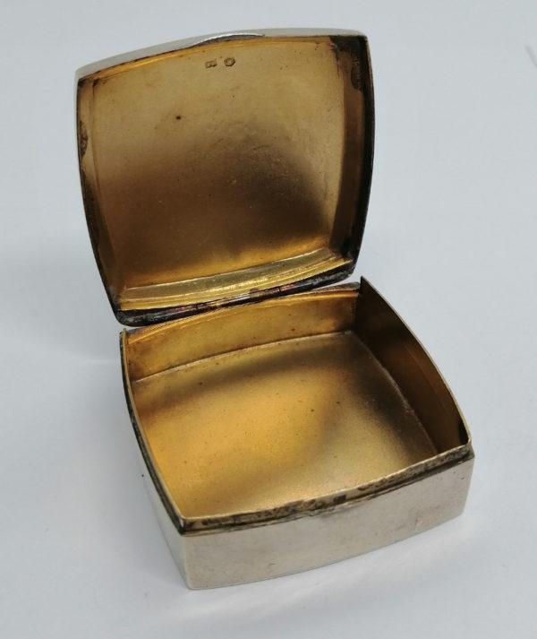 Boîte à pilules en argent, de forme carré et arrondie, avec double liseré d'émail bleu, Austro-Hongrois. – Image 5