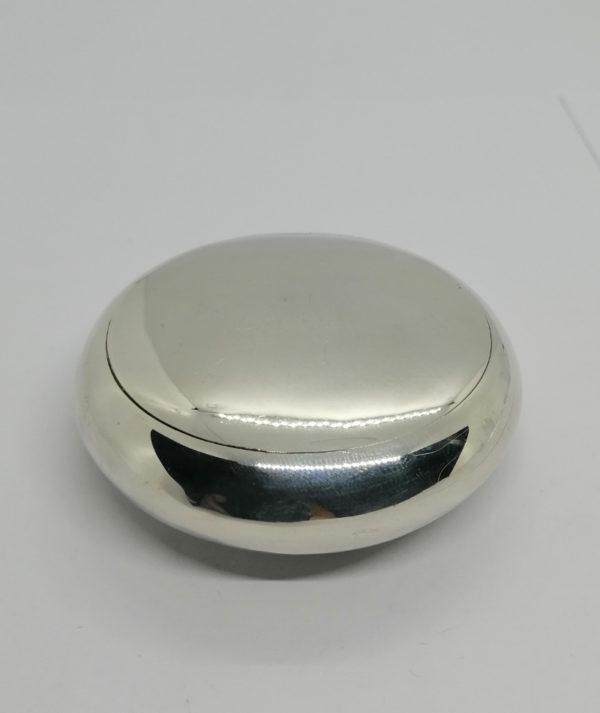 Boîte en argent, parfaitement ronde et sans décor, Anglaise, 1907.