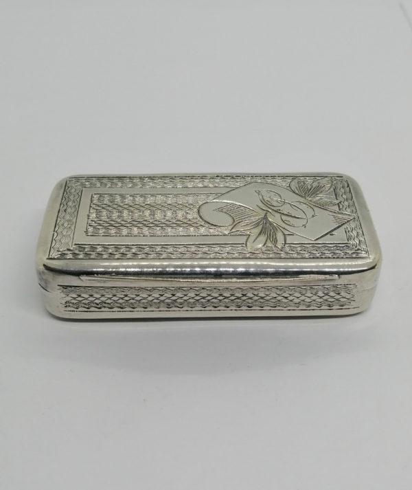 Boîte à tabac à priser en argent, travail guilloché et cartouche, 1900.