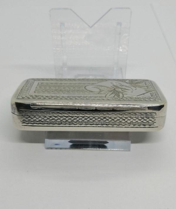 Boîte à tabac à priser en argent, travail guilloché et cartouche, 1900. – Image 3