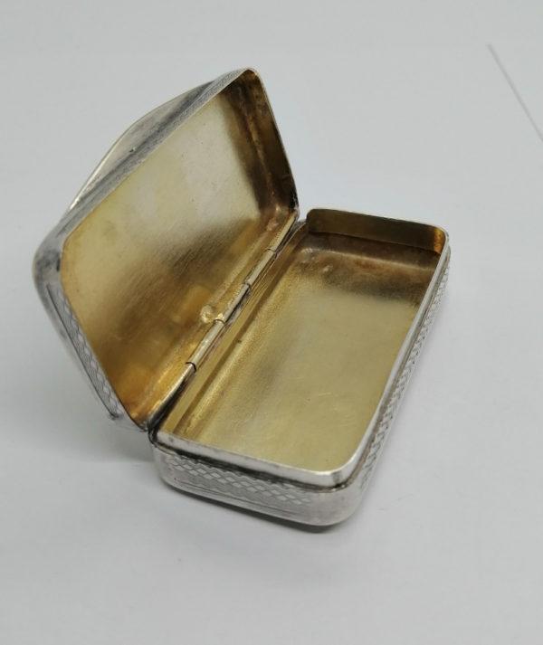 Boîte à tabac à priser en argent, travail guilloché et cartouche, 1900. – Image 5
