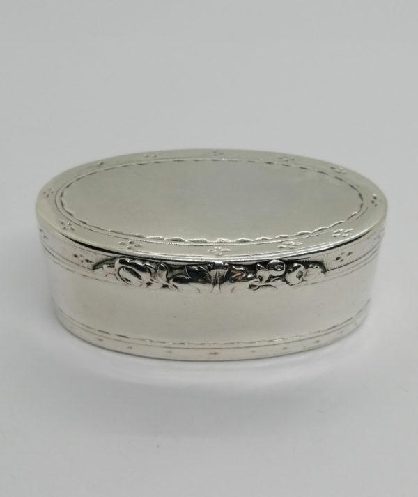 Boîte à pilules argent de forme ovale très sobre, Autriche 1806-1809.