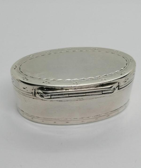 Boîte à pilules argent de forme ovale très sobre, Autriche 1806-1809. – Image 2