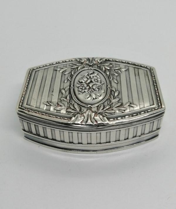 Boîte à pilules argent de forme particulière et décor floral, 1900-20.