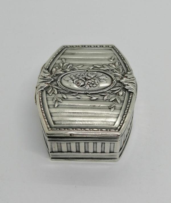 Boîte à pilules argent de forme particulière et décor floral, 1900-20. – Image 2
