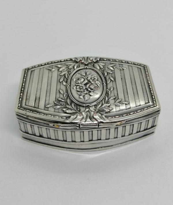 Boîte à pilules argent de forme particulière et décor floral, 1900-20. – Image 3