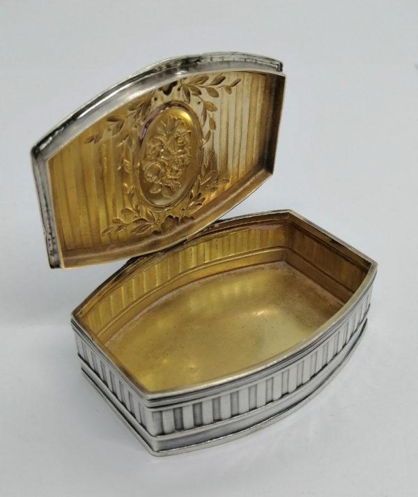 Boîte à pilules argent de forme particulière et décor floral, 1900-20. – Image 4