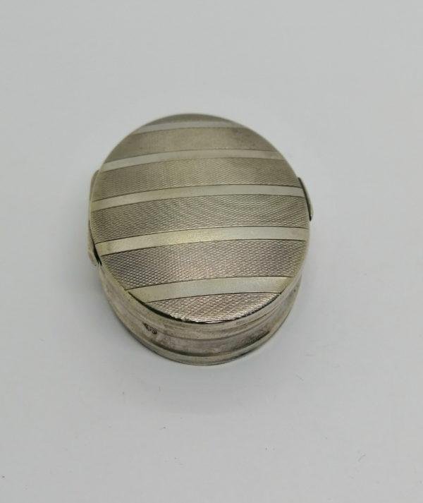 Boîte à pilules en argent, de forme ovale, couvercle guilloché, 1900-30. – Image 2