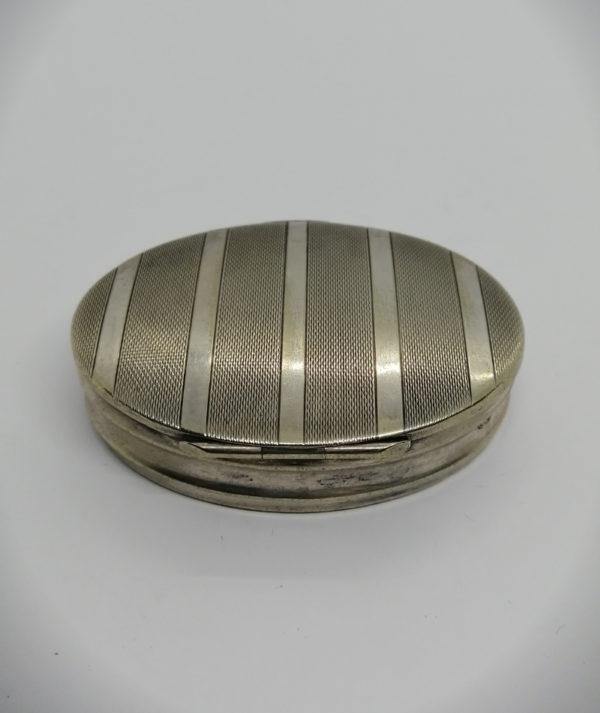 Boîte à pilules en argent, de forme ovale, couvercle guilloché, 1900-30. – Image 3