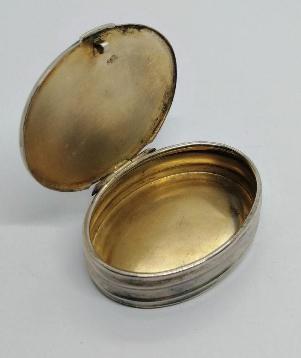 Boîte à pilules en argent, de forme ovale, couvercle guilloché, 1900-30. – Image 4