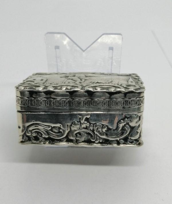 Boîte à pilules en argent, avec décor opulent de scènes de vie, Hollande, 1902. – Image 3
