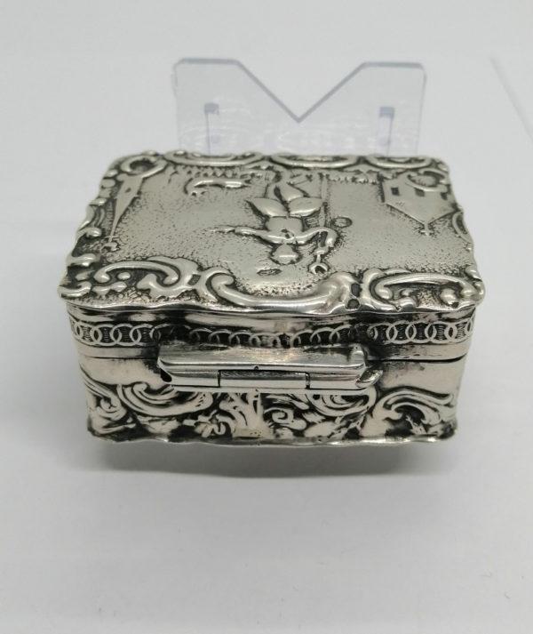 Boîte à pilules en argent, avec décor opulent de scènes de vie, Hollande, 1902. – Image 2