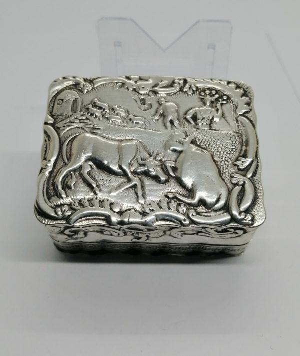 Boîte à pilules en argent, avec décor opulent de scènes de vie, Hollande, 1902. – Image 4