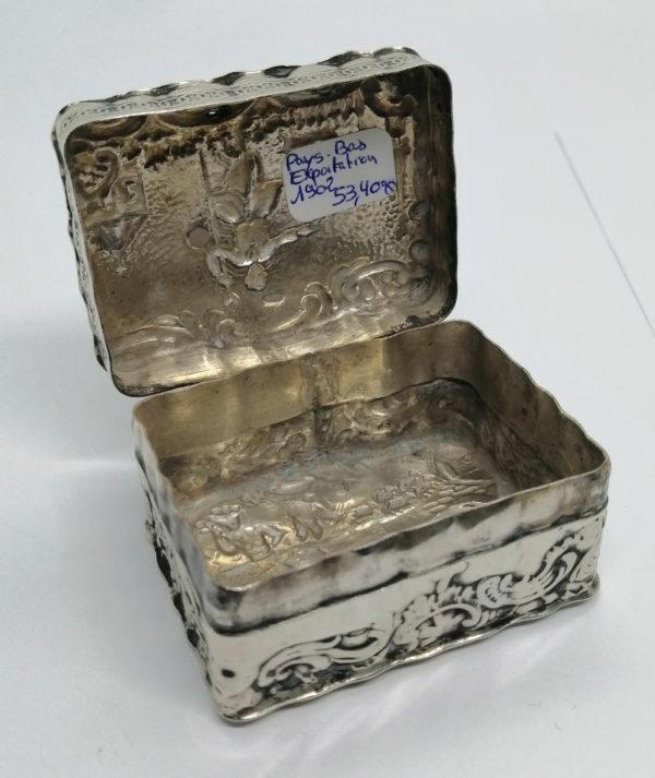 Boîte à pilules en argent, avec décor opulent de scènes de vie, Hollande, 1902. – Image 5