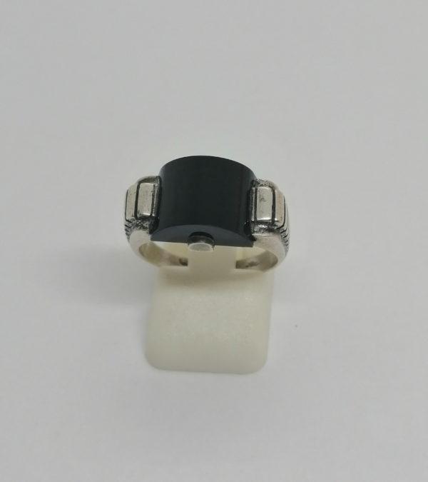 Bague argent, monture et onyx structuré et taillé sur mesure, Art Déco.