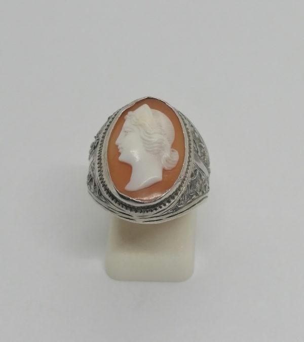 Chevalière argent, avec camée coquillage, portrait féminin au diadème, et décor végétal, Art Nouveau vers 1900.