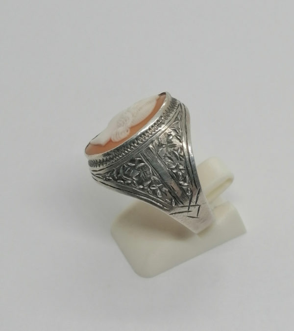 Chevalière argent, avec camée coquillage, portrait féminin au diadème, et décor végétal, Art Nouveau vers 1900. – Image 2