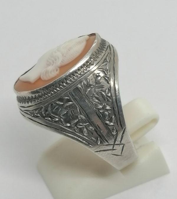 Chevalière argent, avec camée coquillage, portrait féminin au diadème, et décor végétal, Art Nouveau vers 1900. – Image 3