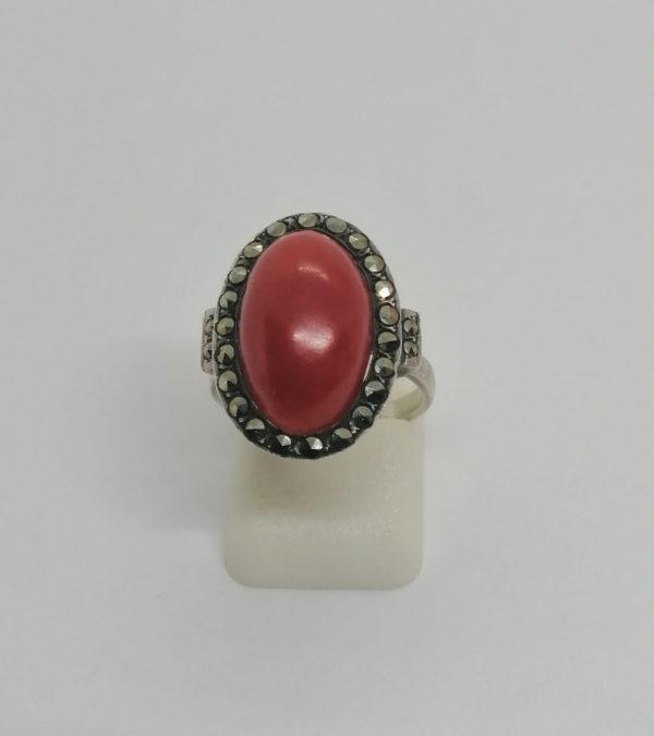 Bague argent, cabochon de corail et entourage de marcasites, 1925, Art Déco.