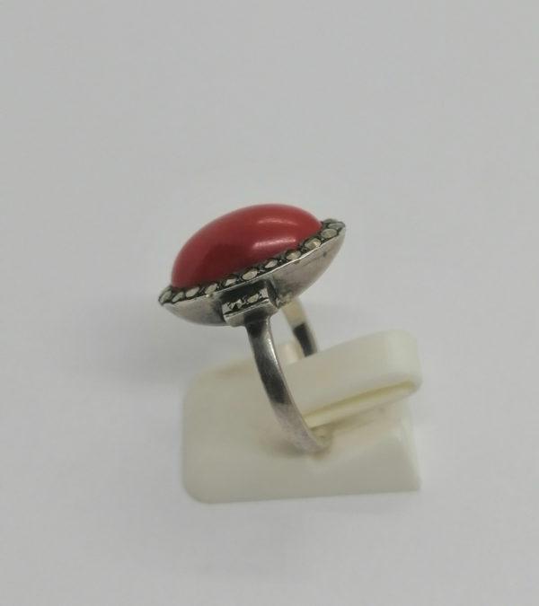 Bague argent, cabochon de corail et entourage de marcasites, 1925, Art Déco. – Image 2