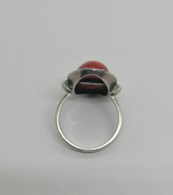 Bague argent, cabochon de corail et entourage de marcasites, 1925, Art Déco. – Image 3