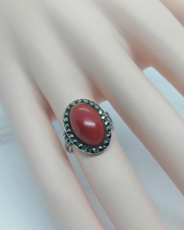 Bague argent, cabochon de corail et entourage de marcasites, 1925, Art Déco. – Image 4