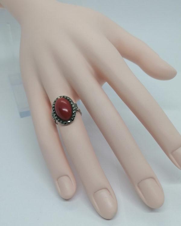 Bague argent, cabochon de corail et entourage de marcasites, 1925, Art Déco. – Image 5