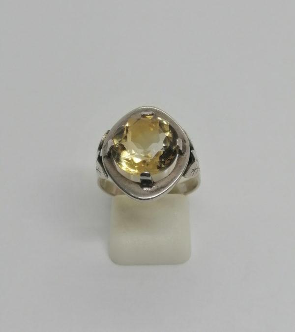 Bague argent, décor feuillage, et citrine ronde facettée, 1930-40.