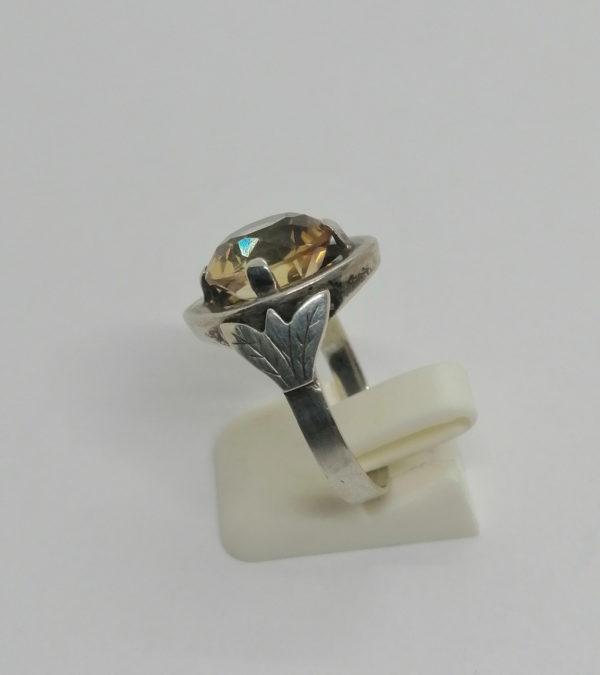 Bague argent, décor feuillage, et citrine ronde facettée, 1930-40. – Image 2