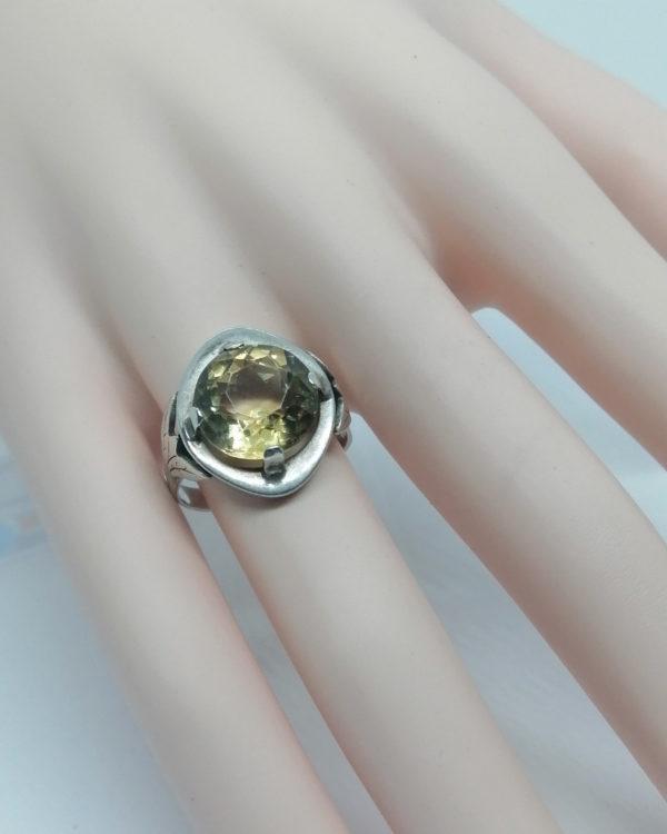 Bague argent, décor feuillage, et citrine ronde facettée, 1930-40. – Image 4