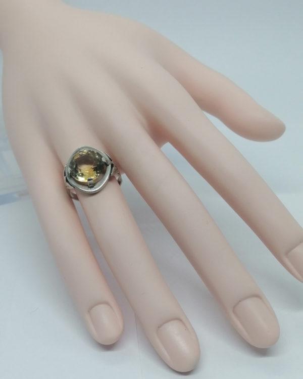 Bague argent, décor feuillage, et citrine ronde facettée, 1930-40. – Image 5