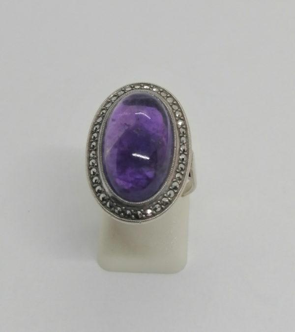 Bague argent, gros cabochon d'améthyste et entourage de marcasites, 1925, Art Déco.
