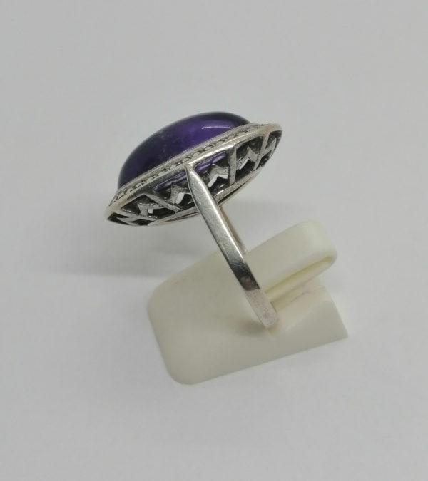 Bague argent, gros cabochon d'améthyste et entourage de marcasites, 1925, Art Déco. – Image 2