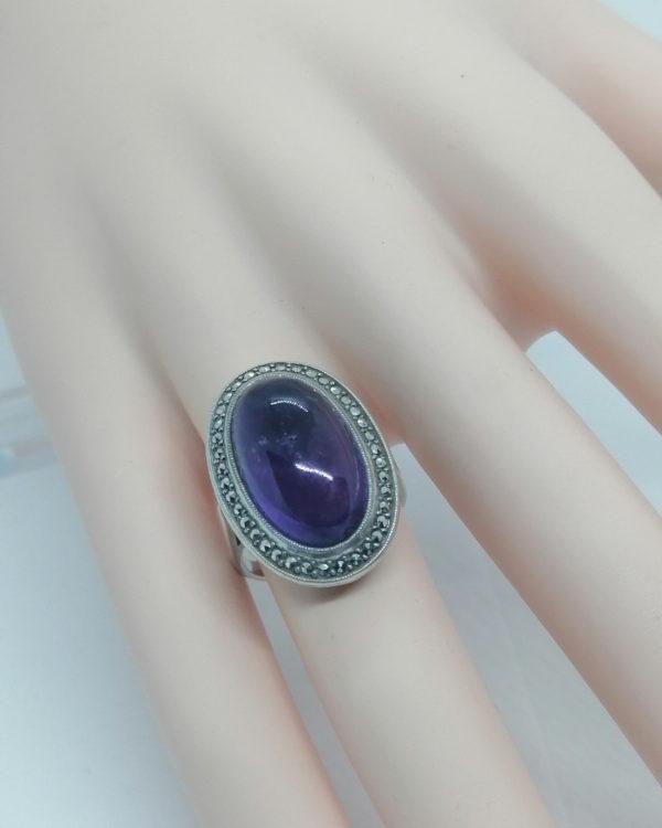 Bague argent, gros cabochon d'améthyste et entourage de marcasites, 1925, Art Déco. – Image 4