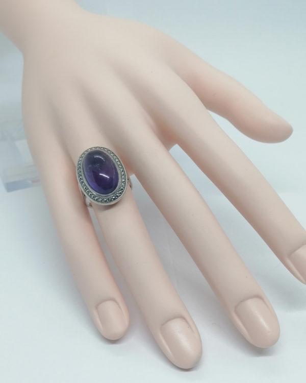 Bague argent, gros cabochon d'améthyste et entourage de marcasites, 1925, Art Déco. – Image 5