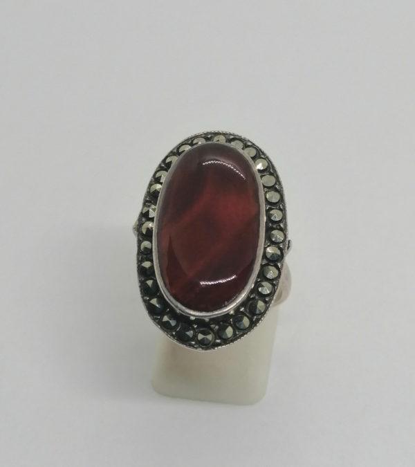 Bague argent, gros cabochon de cornaline et entourage de marcasites, 1925.