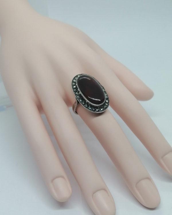 Bague argent, gros cabochon de cornaline et entourage de marcasites, 1925. – Image 5
