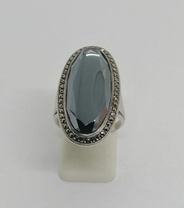 Bague argent, importante hématite facettée et pavage de marcasites, Art Déco.
