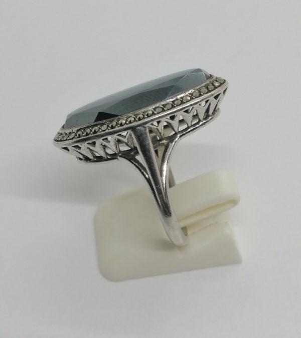 Bague argent, importante hématite facettée et pavage de marcasites, Art Déco. – Image 2