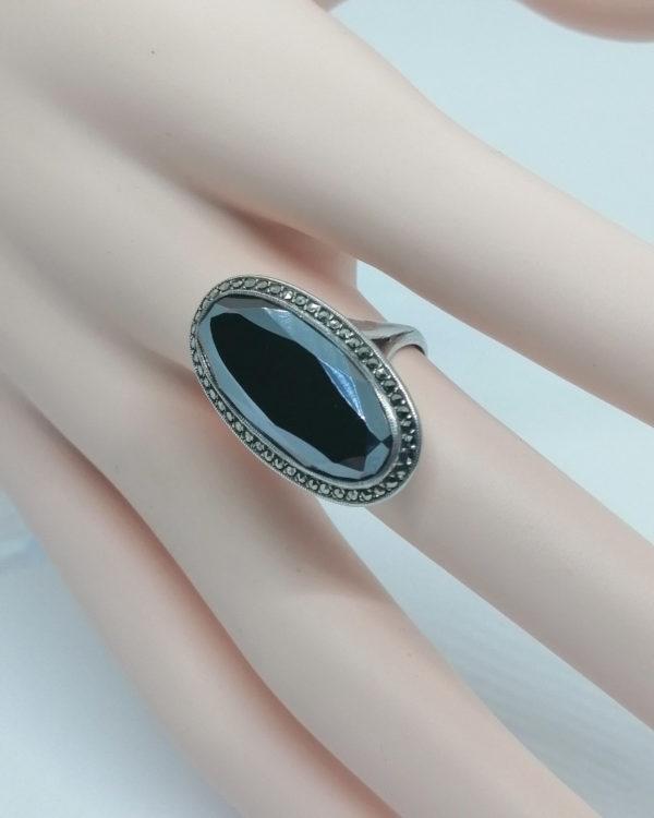 Bague argent, importante hématite facettée et pavage de marcasites, Art Déco. – Image 4