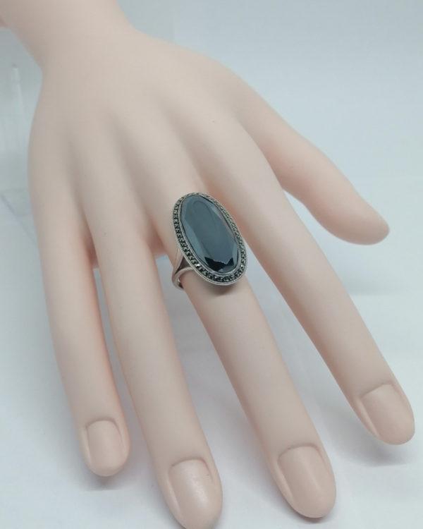 Bague argent, importante hématite facettée et pavage de marcasites, Art Déco. – Image 5