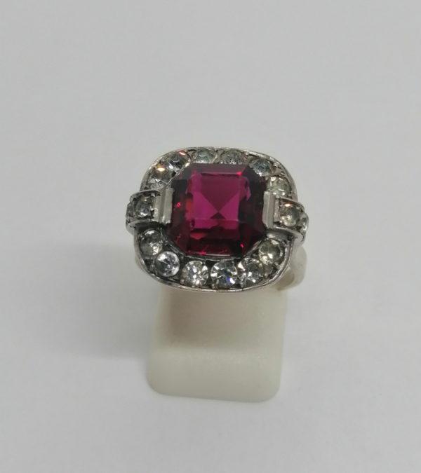 Bague argent, "dite à effet", pavage de strass blanc et d'une pierre rouge, 1925.