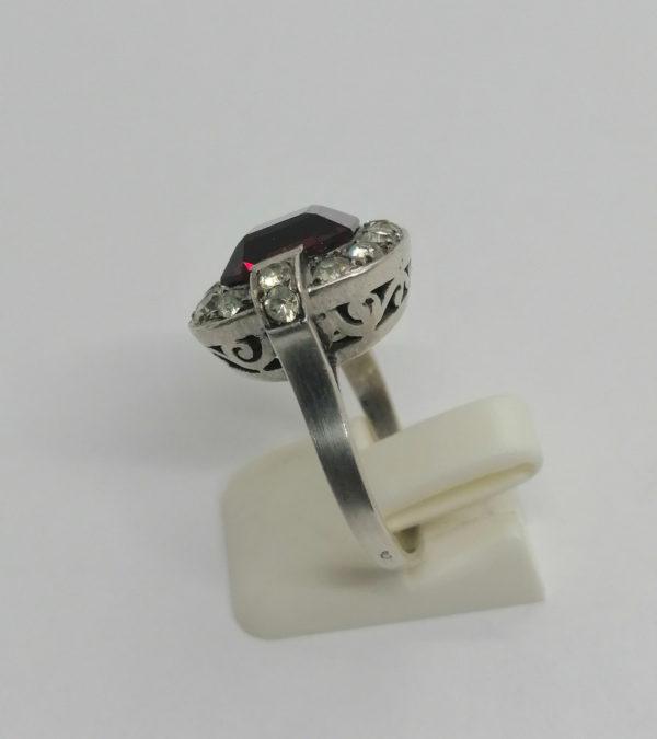 Bague argent, "dite à effet", pavage de strass blanc et d'une pierre rouge, 1925. – Image 2