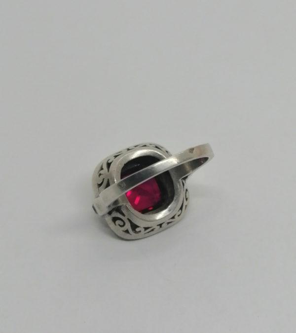 Bague argent, "dite à effet", pavage de strass blanc et d'une pierre rouge, 1925. – Image 3