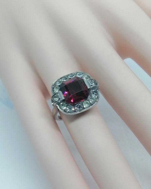 Bague argent, "dite à effet", pavage de strass blanc et d'une pierre rouge, 1925. – Image 4