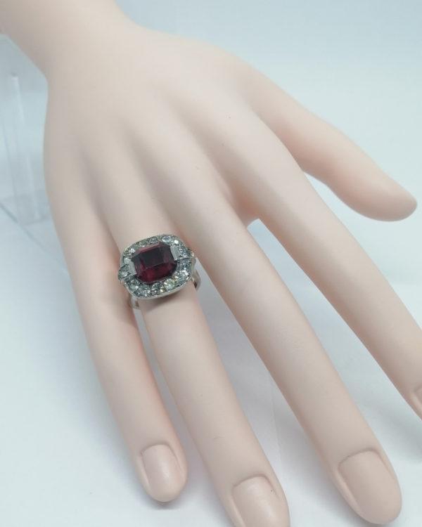 Bague argent, "dite à effet", pavage de strass blanc et d'une pierre rouge, 1925. – Image 5